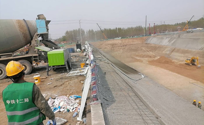 中鐵十二局液壓濕噴機(jī)施工現(xiàn)場(chǎng)