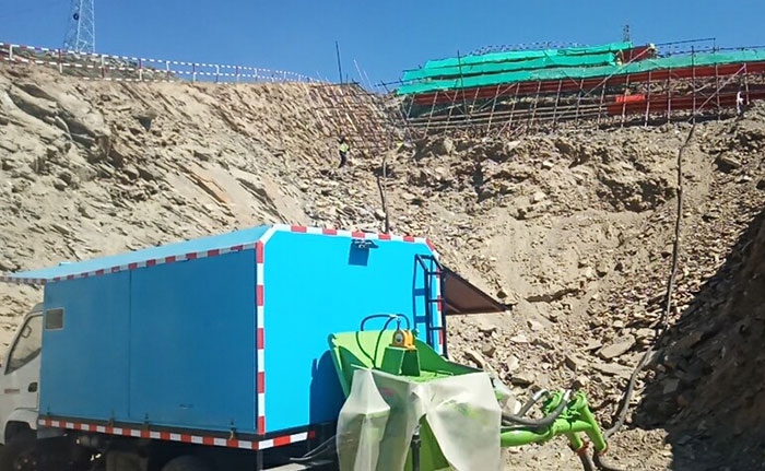 車載雙噴頭濕噴機(jī)施工現(xiàn)場(chǎng)-1