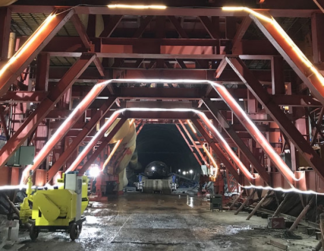 中鐵十八局拱頂帶模注漿一體機、防脫空預警系統施工現場