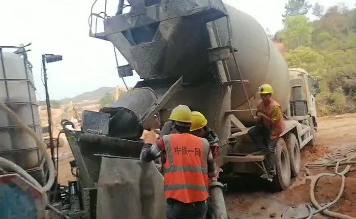 中鐵一局車載混凝土濕噴機施工現場-1