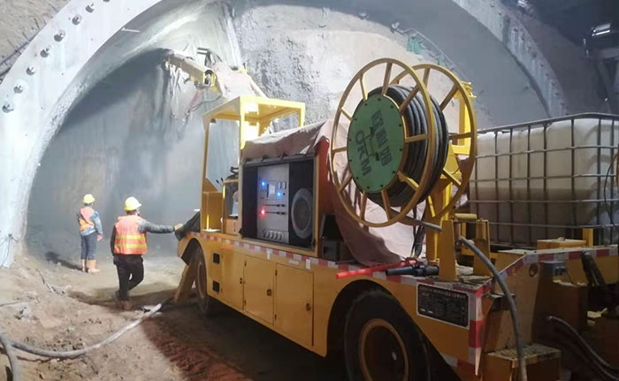 中交一公局工程混凝土濕噴臺車施工現場