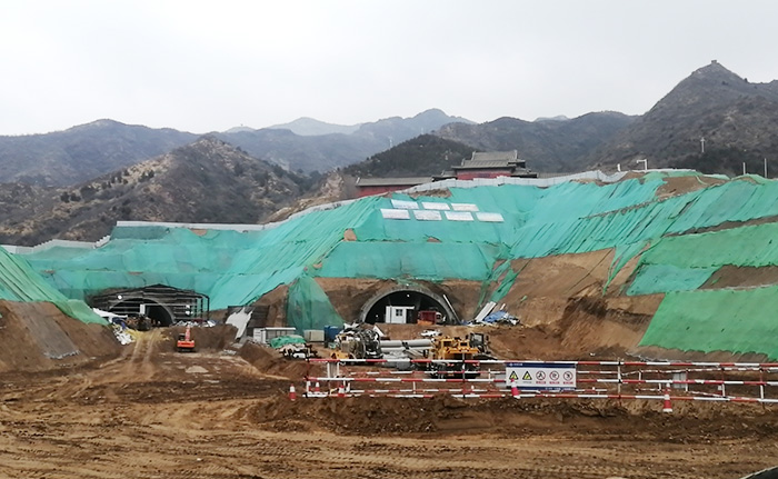 中交一公局工程混凝土濕噴臺(tái)車施工現(xiàn)場(chǎng)-1