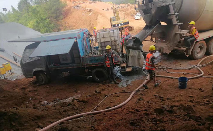 中鐵一局車載混凝土濕噴機施工現場