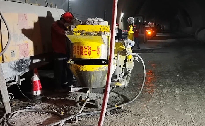 隧道二襯拱頂帶模注漿一體機施工現場