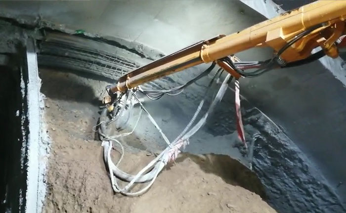 中交一公局工程底盤混凝土濕噴臺車施工現場（2）-1