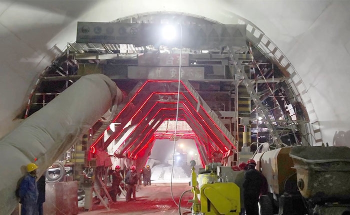 隧道二襯拱頂帶模注漿一體機施工現(xiàn)場-1