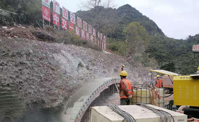 中交一航局雙噴頭液壓濕噴機施工現場-1