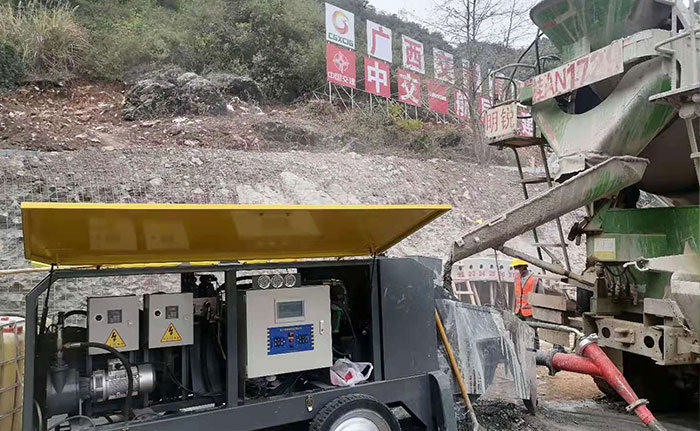 中交一航局雙噴頭液壓濕噴機施工現場