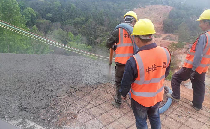 中鐵一局液壓濕噴機施工現場