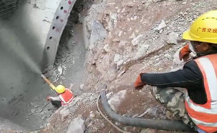 中交一航局雙噴頭液壓濕噴機施工現場-2