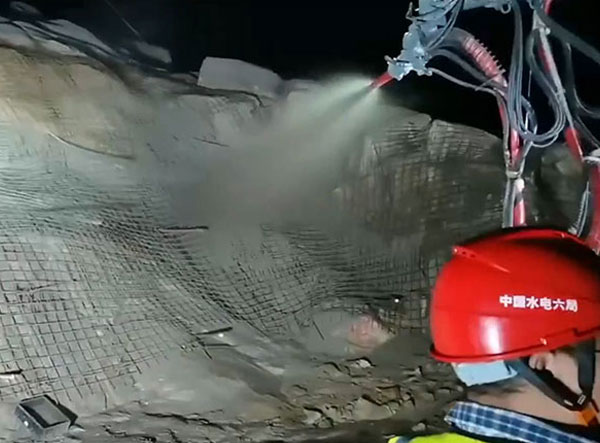 中國水電六局混凝土濕噴臺車施工視頻