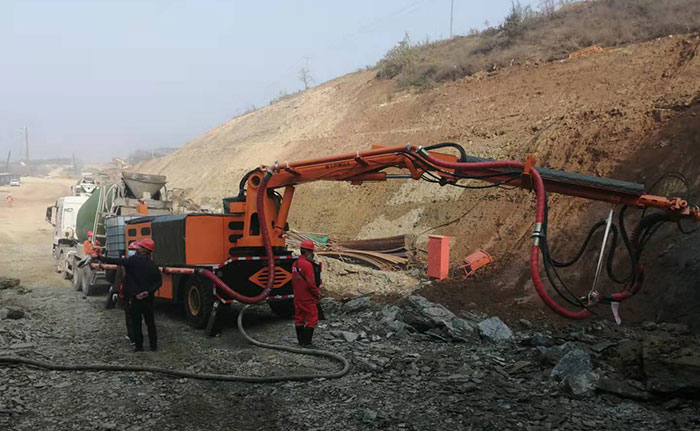 混凝土濕噴臺車施工現場