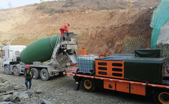 混凝土濕噴臺(tái)車施工現(xiàn)場(chǎng)-1