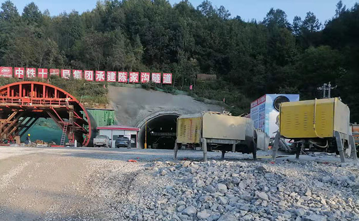 中鐵十七局雙噴頭液壓濕噴機施工現場