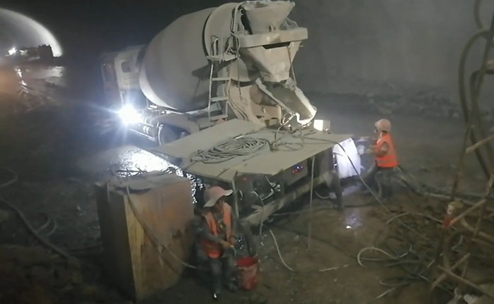 中鐵十七局雙噴頭液壓濕噴機施工現場-1