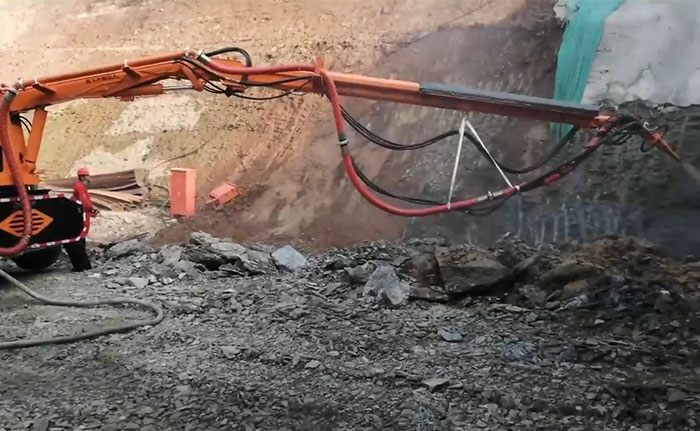 混凝土濕噴臺(tái)車施工現(xiàn)場(chǎng)-2