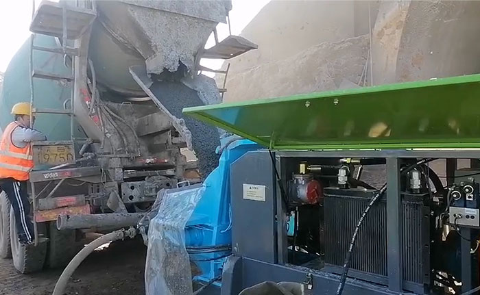 中交二航局液壓濕噴機(jī)施工現(xiàn)場(chǎng)-1