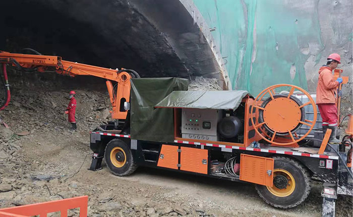 隧道混凝土濕噴臺車施工現場-0