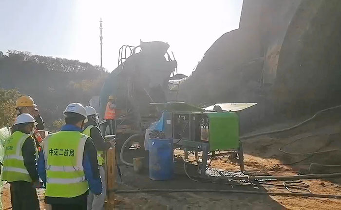 中交二航局液壓濕噴機施工現場