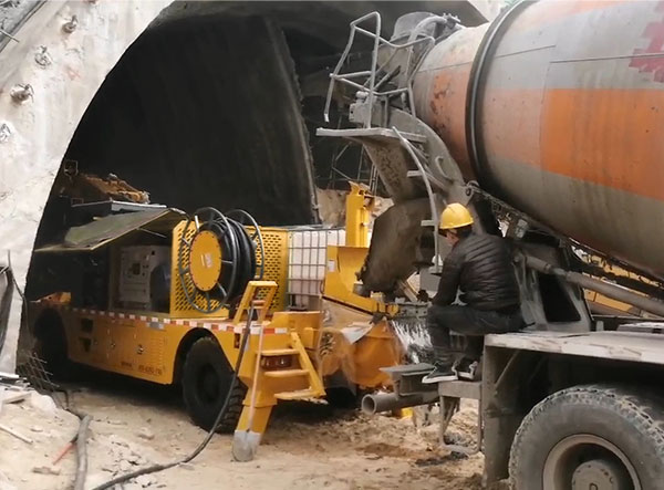 隧道用工程底盤混凝土濕噴臺車施工視頻