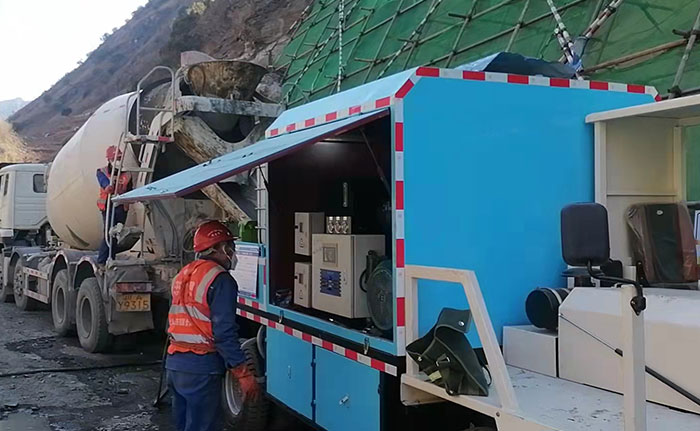 車載混凝土濕噴臺車施工現場-1