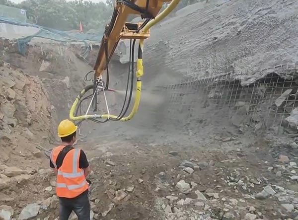 大型混凝土濕噴臺車施工視頻