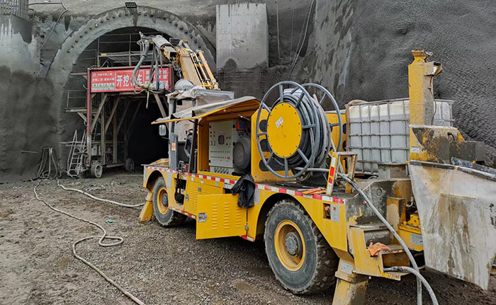 隧道濕噴臺(tái)車機(jī)械手施工現(xiàn)場(chǎng)