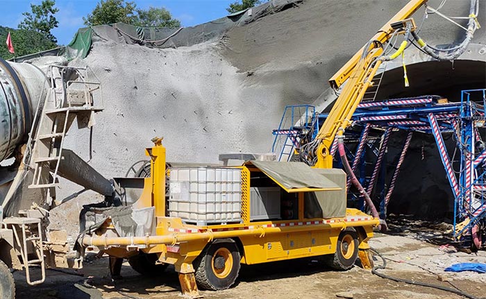 大型混凝土濕噴臺車施工現場-1