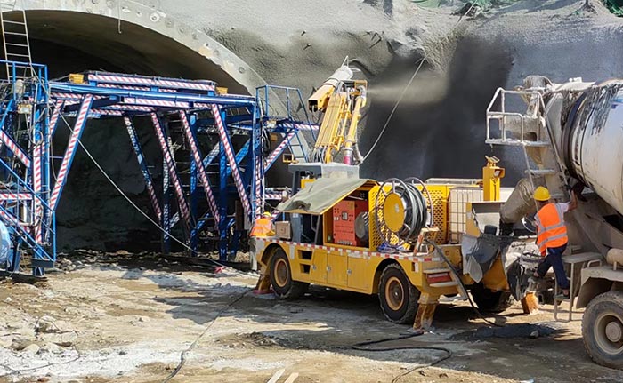 大型混凝土濕噴臺(tái)車施工現(xiàn)場(chǎng)