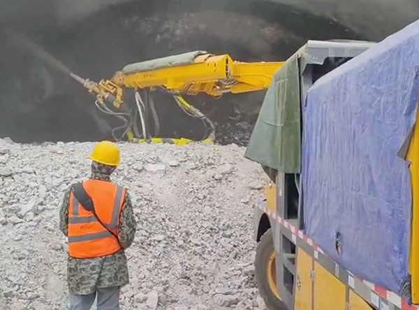 隧道用混凝土濕噴臺車施工視頻