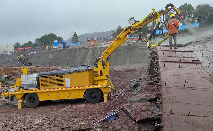 工程混凝土濕噴臺(tái)車施工現(xiàn)場(chǎng)