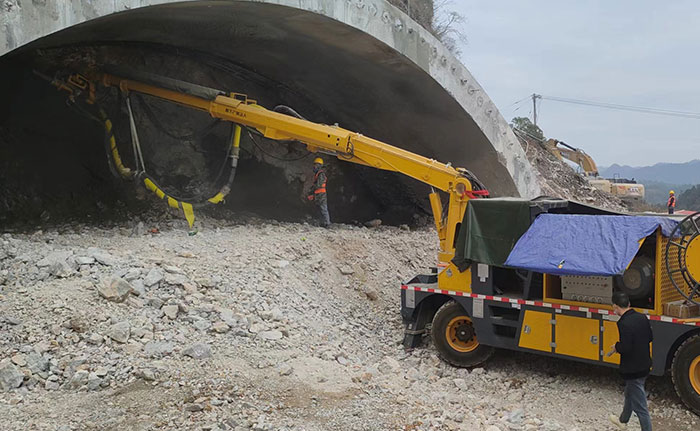 隧道濕噴機(jī)械臂施工現(xiàn)場(chǎng)