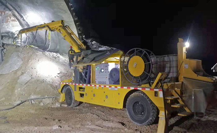 隧道混凝土濕噴機(jī)械手施工現(xiàn)場(chǎng)