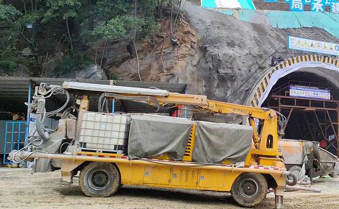 隧道機(jī)械臂濕噴機(jī)施工現(xiàn)場(chǎng)